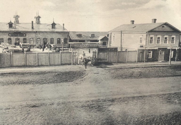 A horse pulling a cart leaves the Zhiguli brewery in Uralsk, 1900s.
